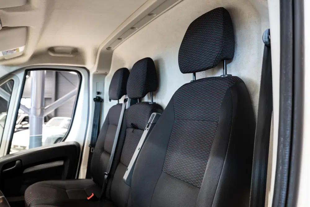 Peugeot Boxer 333 2.2 BlueHDi 140 L2H2 Asphalt Airco uit 2019, foto 8