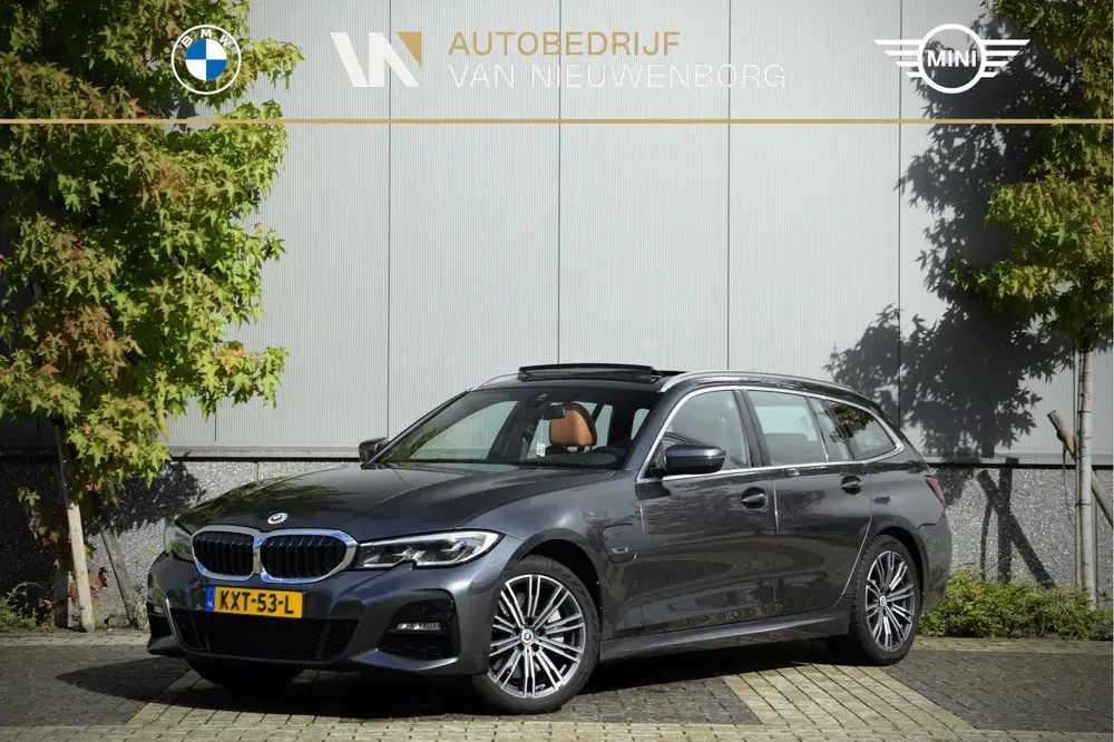 BMW 3-serie 3 Serie Touring 330e xDrive M-Sport 292 pk uit 2022