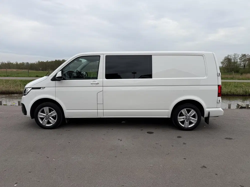 Volkswagen Transporter 2.0 TDI L2H1 30 DC uit 2022, foto 2