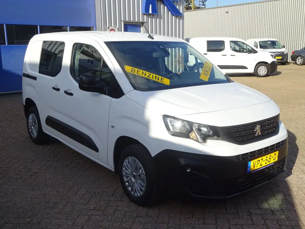 Peugeot Partner 1.2 PureTech Pro BENZINE AIRCO NAVI CRUISE uit 2022