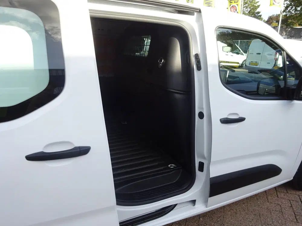 Peugeot Partner 1.2 PureTech Pro BENZINE AIRCO NAVI CRUISE uit 2022, foto 12