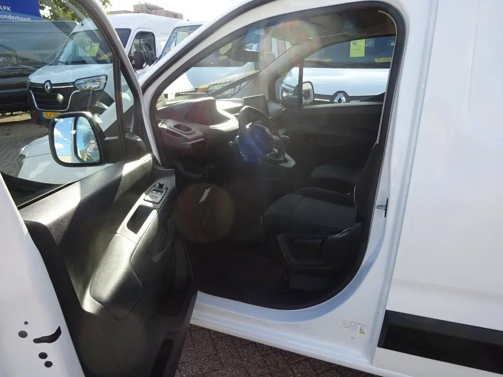 Peugeot Partner 1.2 PureTech Pro BENZINE AIRCO NAVI CRUISE uit 2022, foto 14