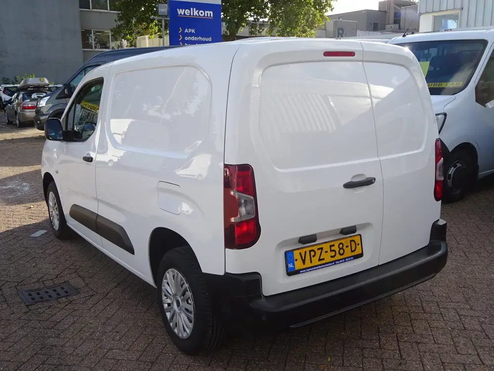 Peugeot Partner 1.2 PureTech Pro BENZINE AIRCO NAVI CRUISE uit 2022, foto 3