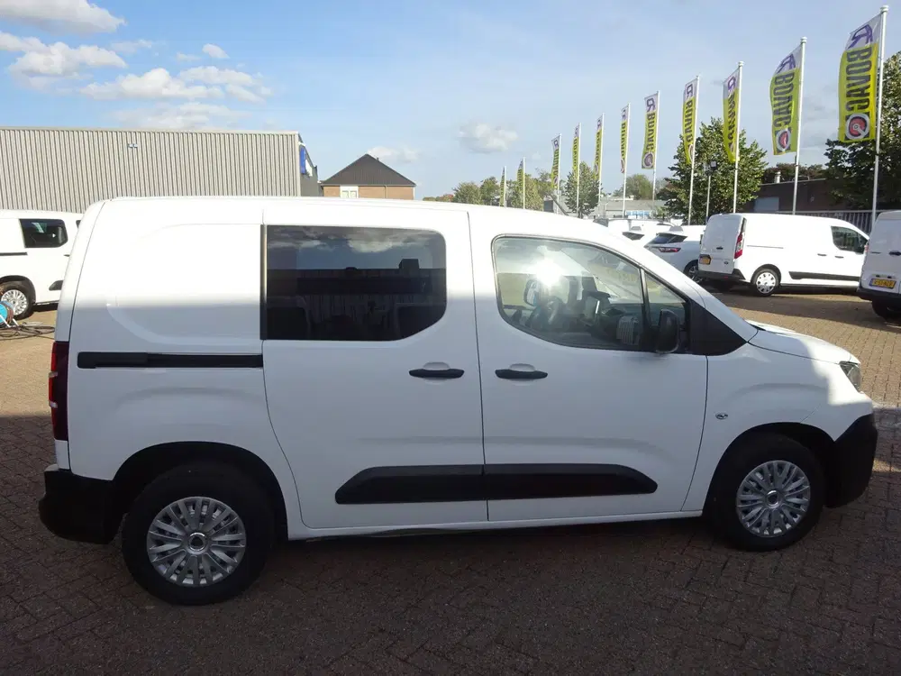 Peugeot Partner 1.2 PureTech Pro BENZINE AIRCO NAVI CRUISE uit 2022, foto 5