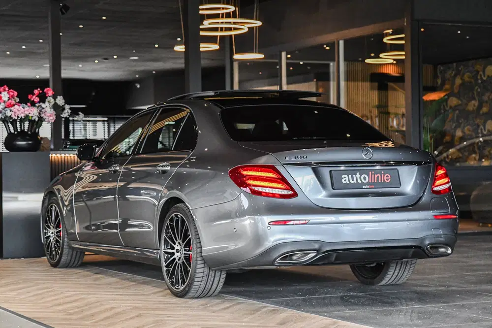 Mercedes-Benz E-Klasse 300 e AMG Night Ed uit 2019, foto 2