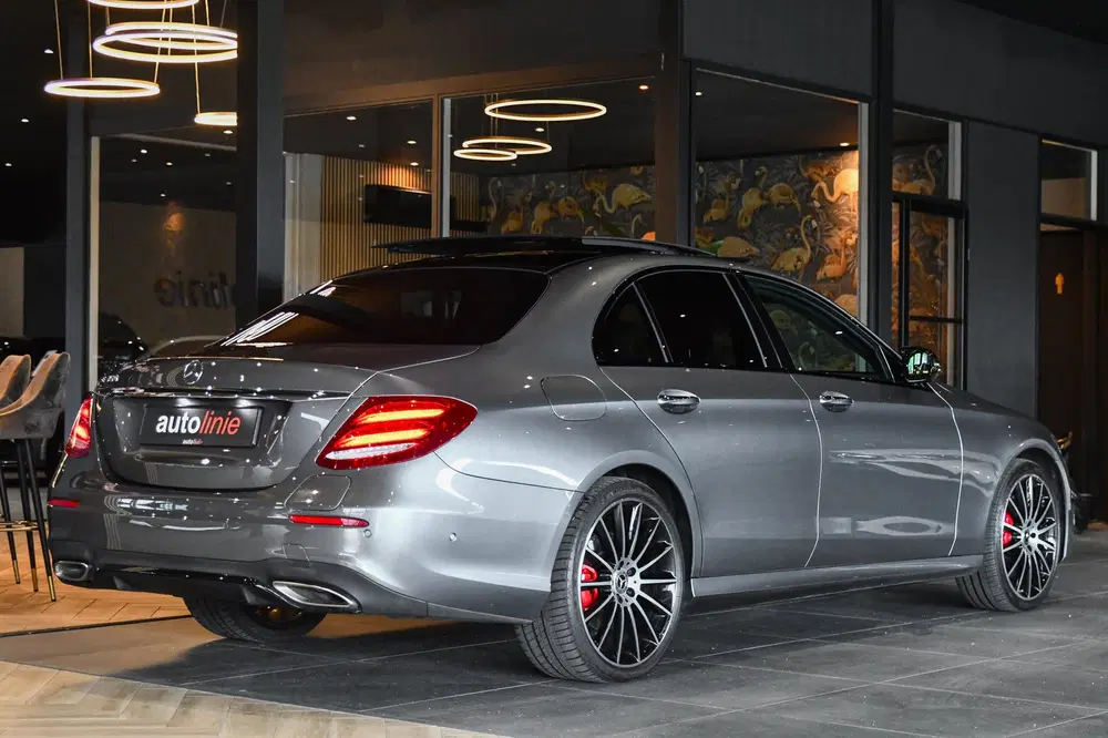 Mercedes-Benz E-Klasse 300 e AMG Night Ed uit 2019, foto 4