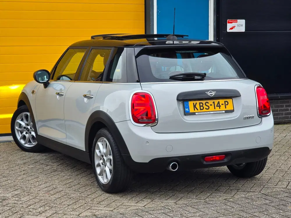 Mini Cooper 1.5 Cooper Business Edition uit 2019, foto 2