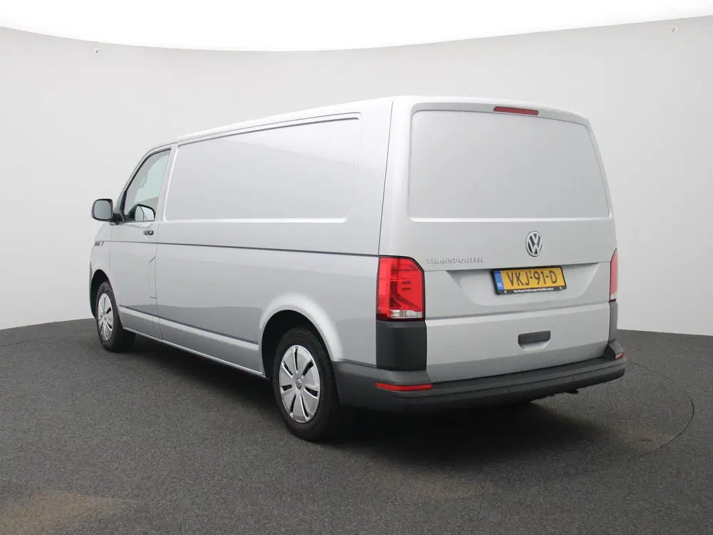 Volkswagen Transporter 2.0 TDI L2H1 150PK uit 2021, foto 2
