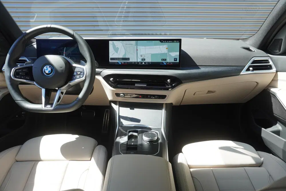 BMW 3-serie Touring 330e uit 2025, foto 10