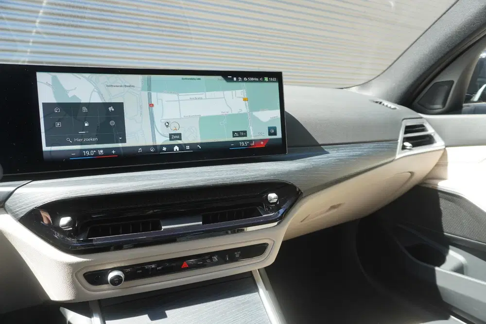 BMW 3-serie Touring 330e uit 2025, foto 12