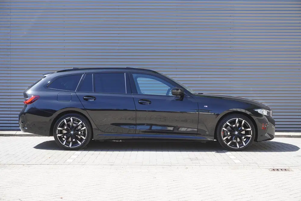 BMW 3-serie Touring 330e uit 2025, foto 4