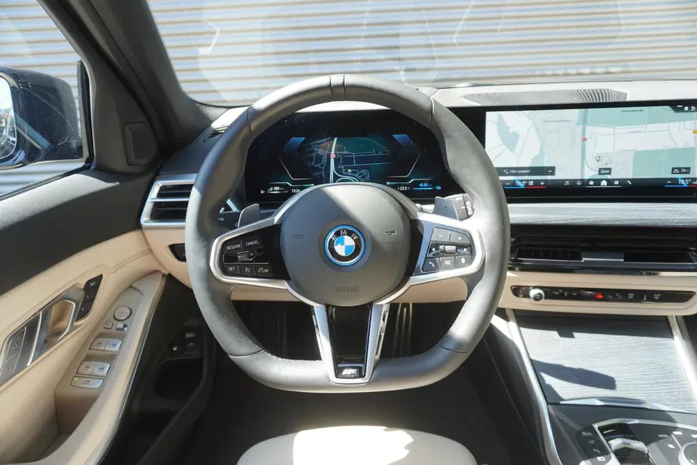 BMW 3-serie Touring 330e uit 2025, foto 8