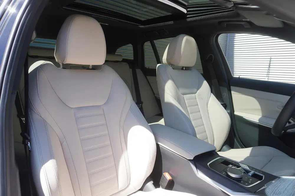 BMW 3-serie Touring 330e uit 2025, foto 9