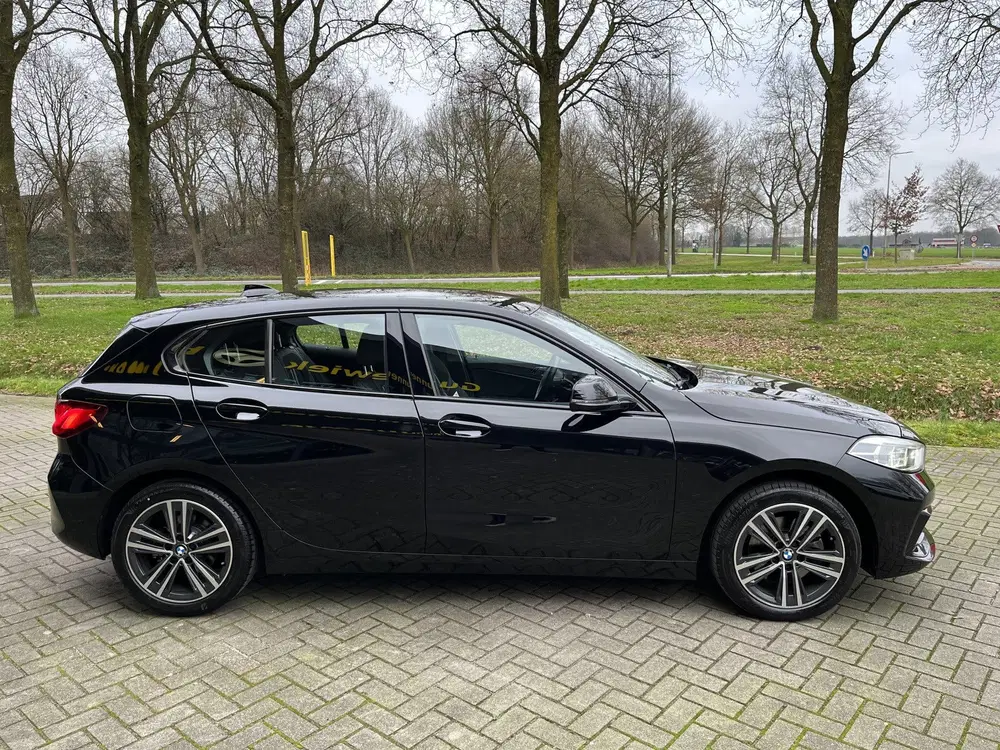 BMW 1-serie 118i Business Edition uit 2021, foto 2
