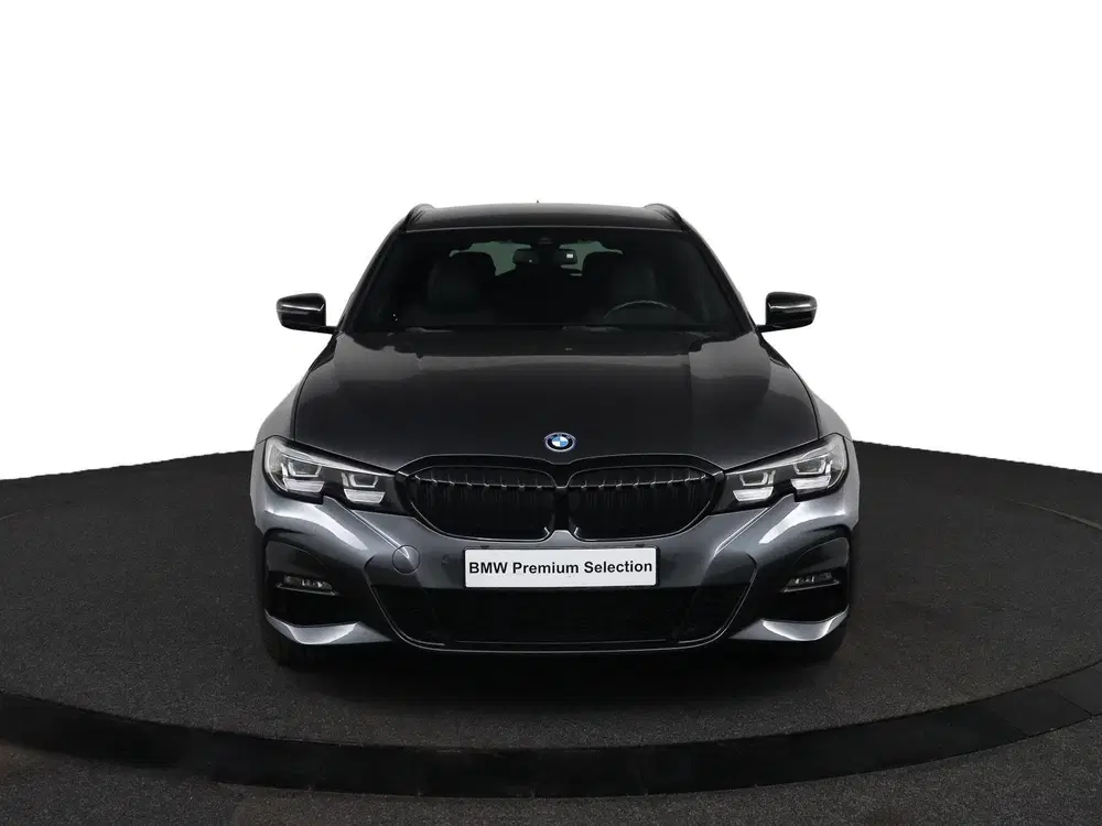 BMW 3-serie 330e xDrive uit 2022, foto 2