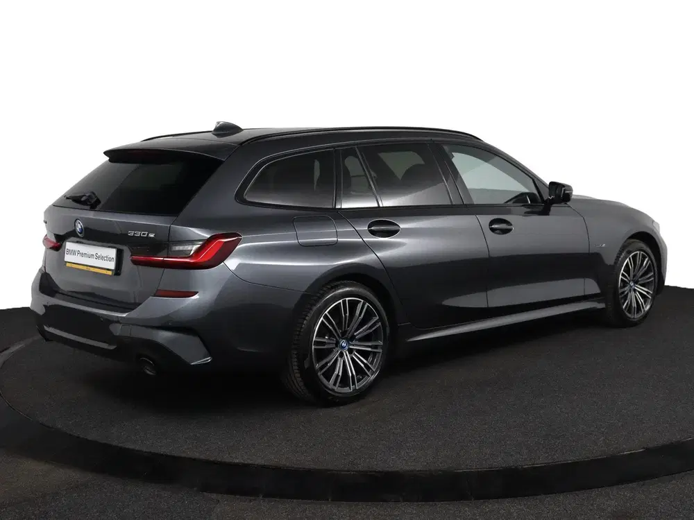 BMW 3-serie 330e xDrive uit 2022, foto 4