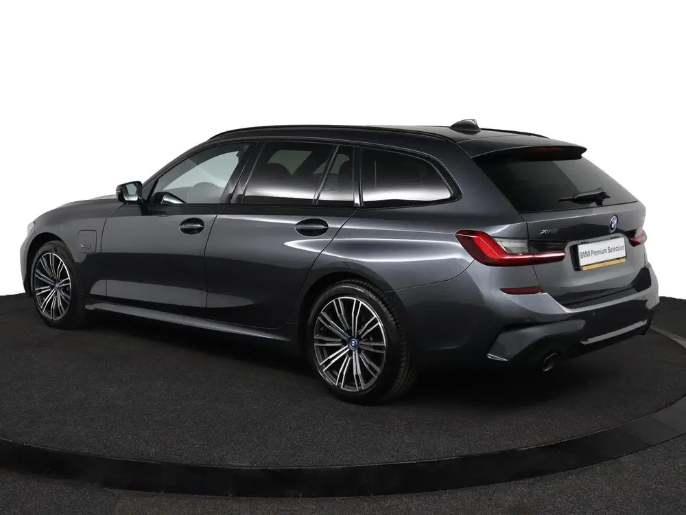 BMW 3-serie 330e xDrive uit 2022, foto 5