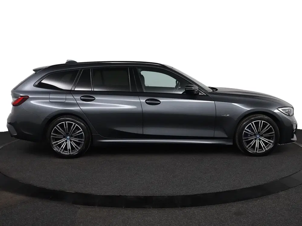 BMW 3-serie 330e xDrive uit 2022, foto 6