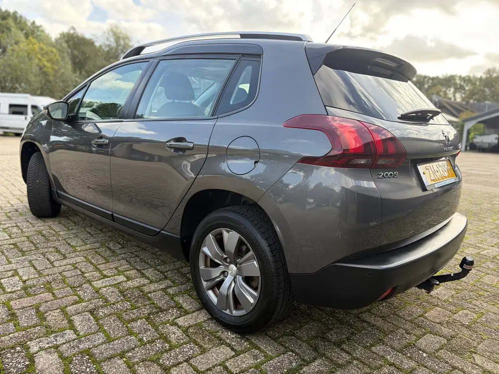 Peugeot 2008 1.2 PureTech Blue Lion 2e EIG uit 2019, foto 2