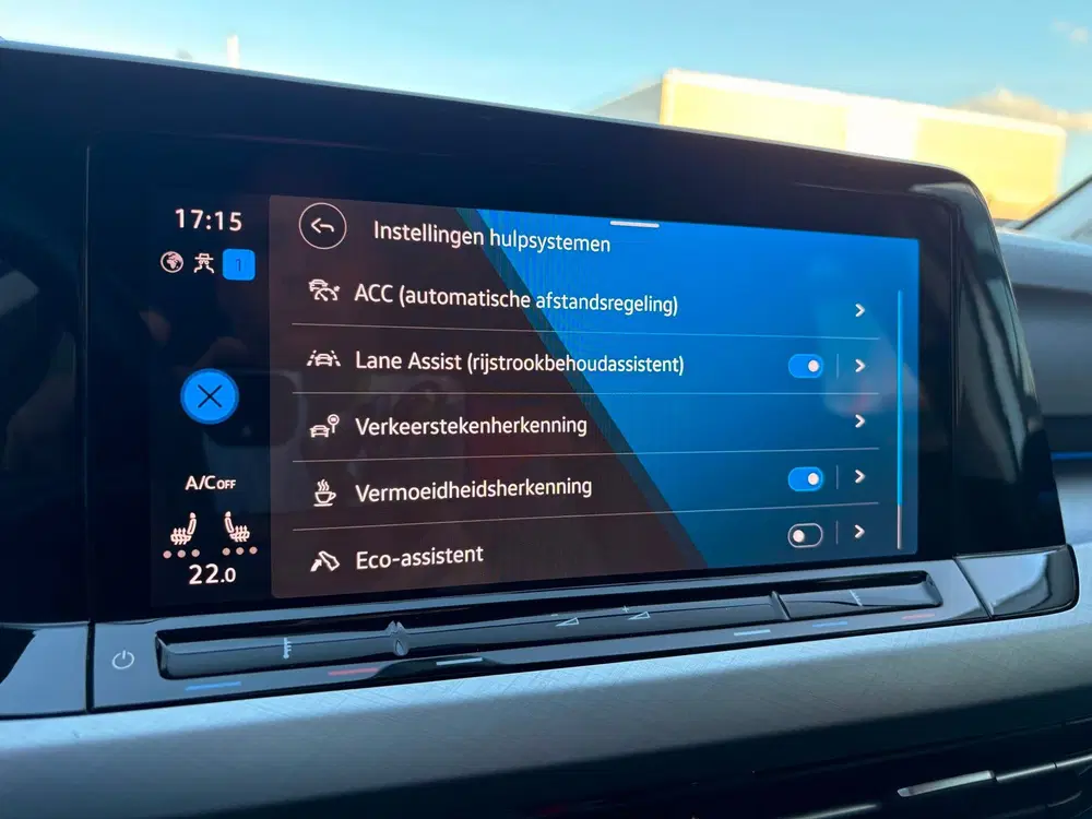 Volkswagen Golf 1.0 eTSI Life Business uit 2023, foto 14