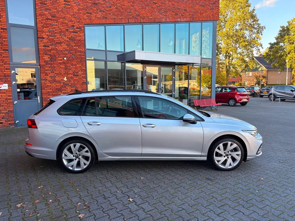 Volkswagen Golf 1.0 eTSI Life Business uit 2023, foto 3