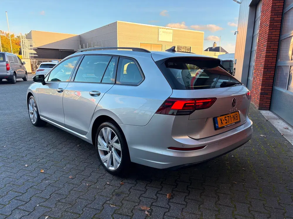 Volkswagen Golf 1.0 eTSI Life Business uit 2023, foto 4