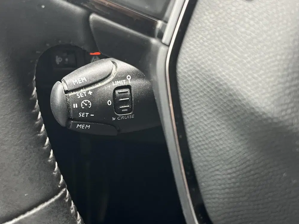 Peugeot 208 1.2 PureTech 100 Allure uit 2021, foto 12