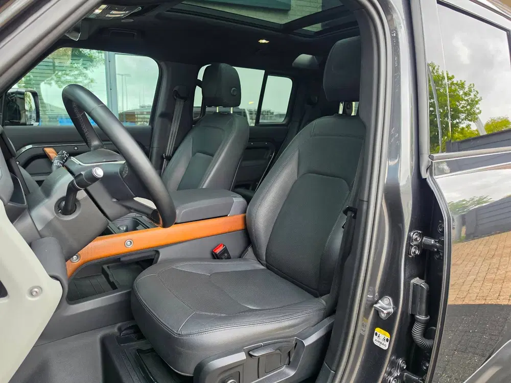 Land Rover Defender 2.0 P400e 110 SE uit 2023, foto 11