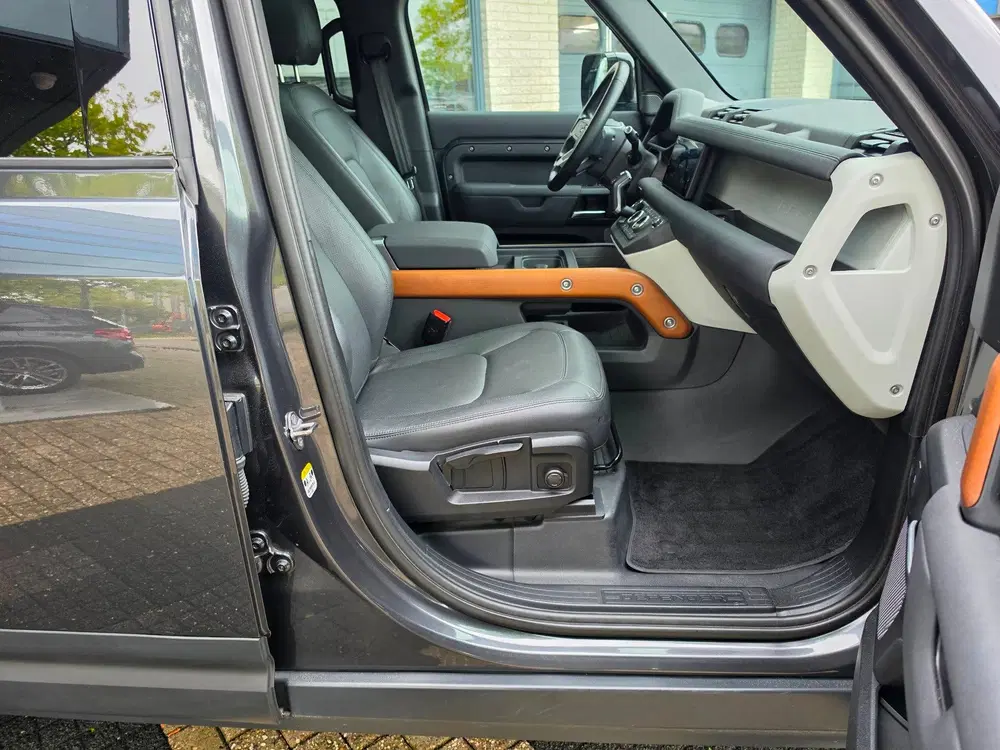 Land Rover Defender 2.0 P400e 110 SE uit 2023, foto 12