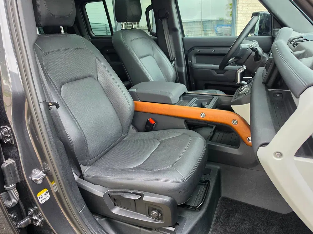 Land Rover Defender 2.0 P400e 110 SE uit 2023, foto 13