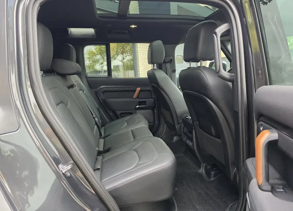 Land Rover Defender 2.0 P400e 110 SE uit 2023, foto 14
