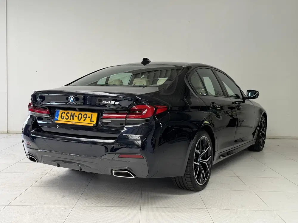 BMW 5-serie 545e xDrive High Executive uit 2021, foto 2