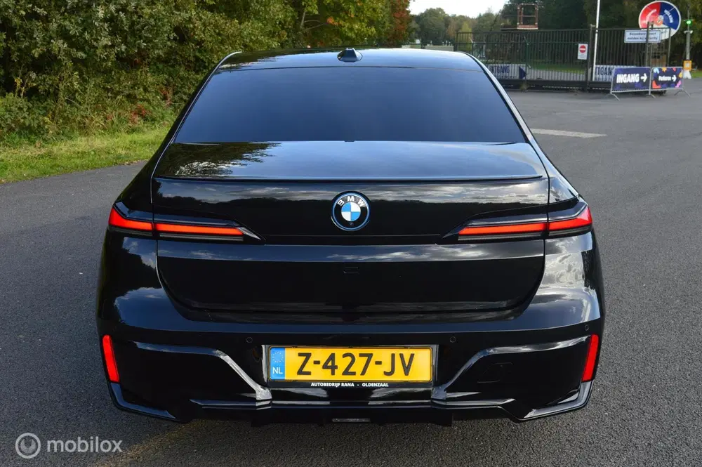 BMW 7-serie 750e Individual uit 2023, foto 6