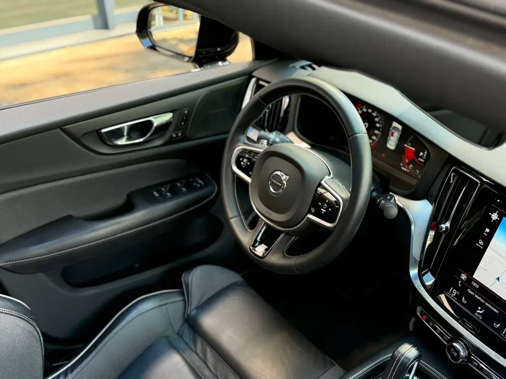 Volvo S60 2.0 T8 AWD Twin Engine R-Design uit 2020, foto 13
