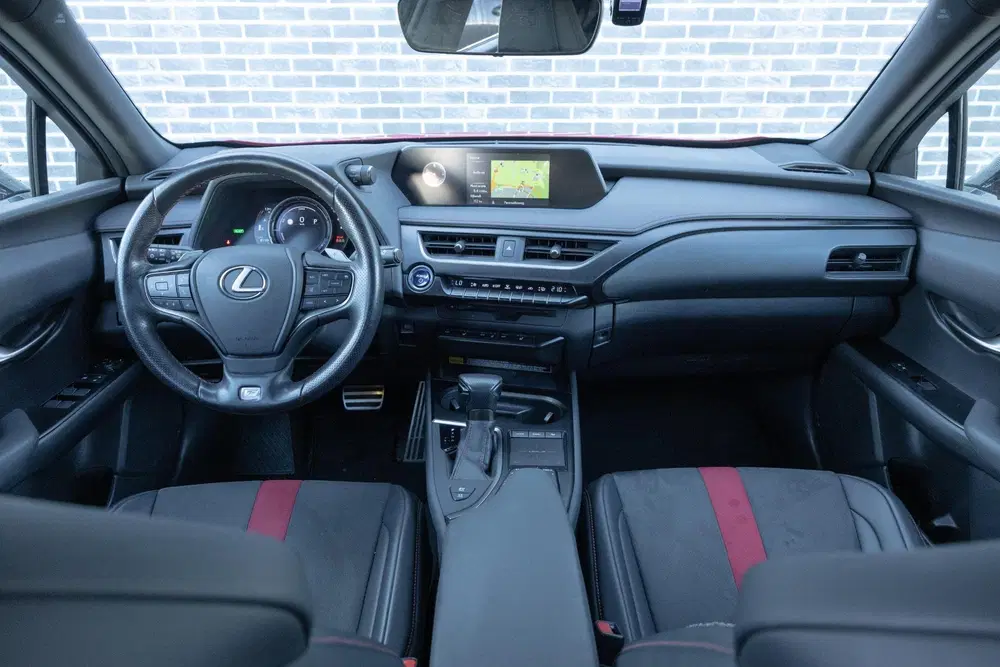 Lexus UX 250h F Sport First Edition uit 2019, foto 2