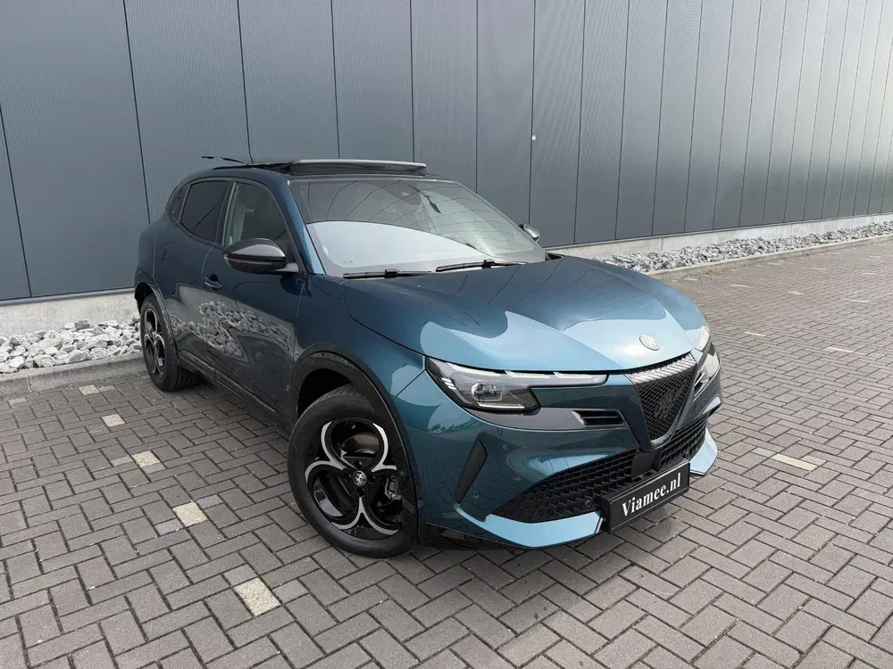 Alfa Romeo Junior 1.2 Turbo Hybrid Ibrida Speciale uit 2025, foto 2