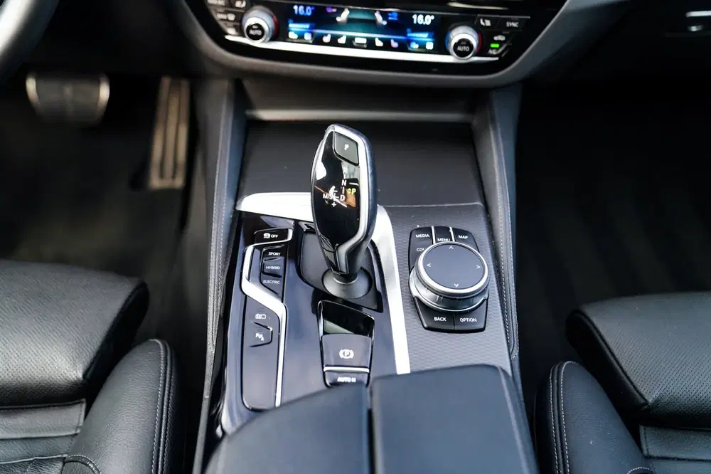BMW 5-serie 545e xDrive High Executive uit 2021, foto 3