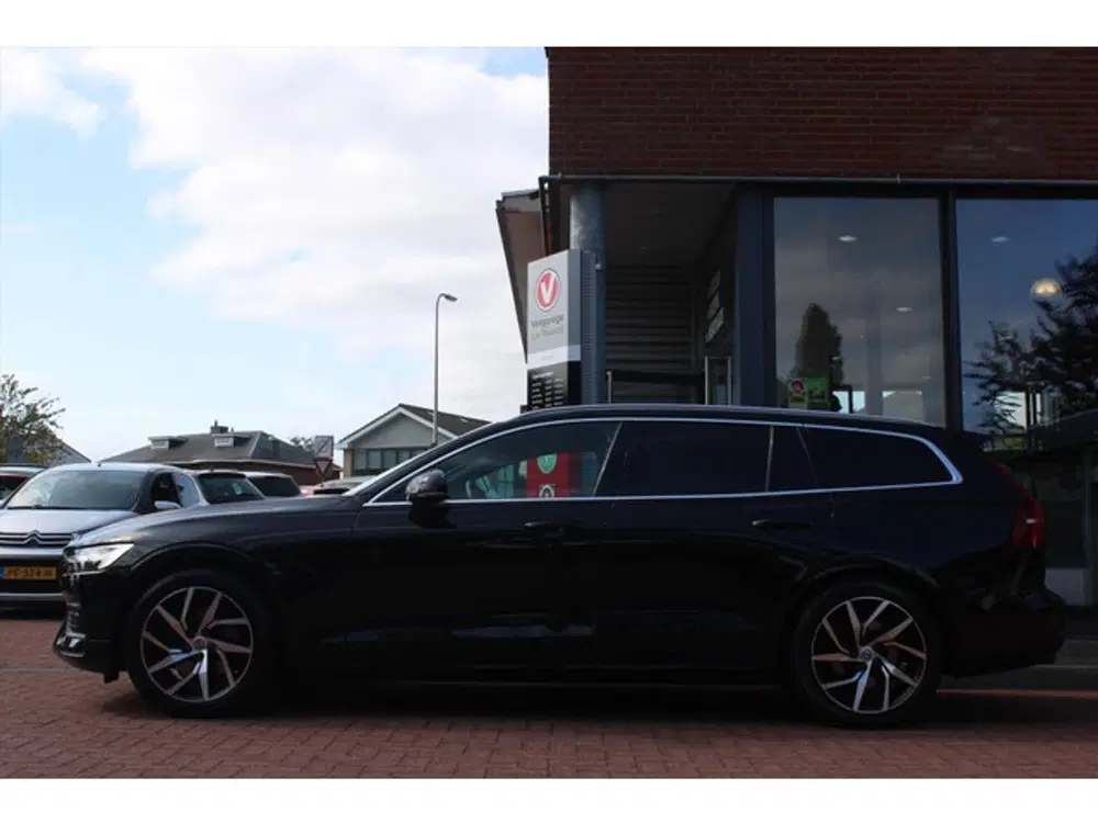Volvo V60 T4 *Momentum Pro* uit 2019, foto 2