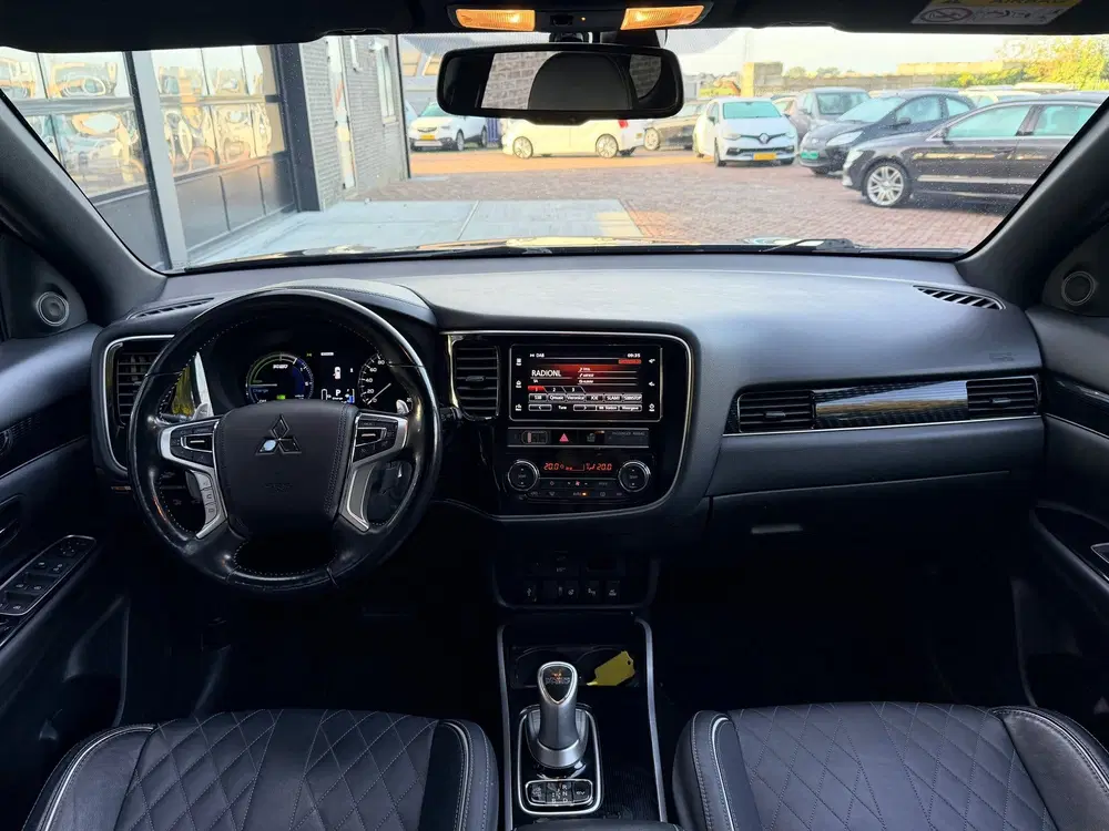 Mitsubishi Outlander 2.4 PHEV S-Edition uit 2019, foto 3
