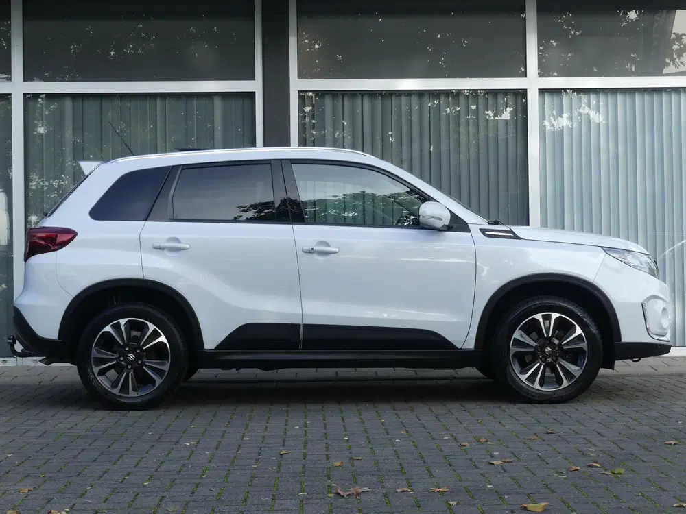 Suzuki Vitara 1.4 Boosterjet Style Smart Hybrid TREKHAAK uit 2020, foto 13