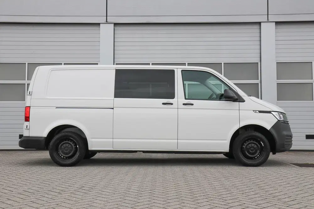 Volkswagen Transporter 2.0 TDI 110pk L2H1 30 DC uit 2020, foto 2
