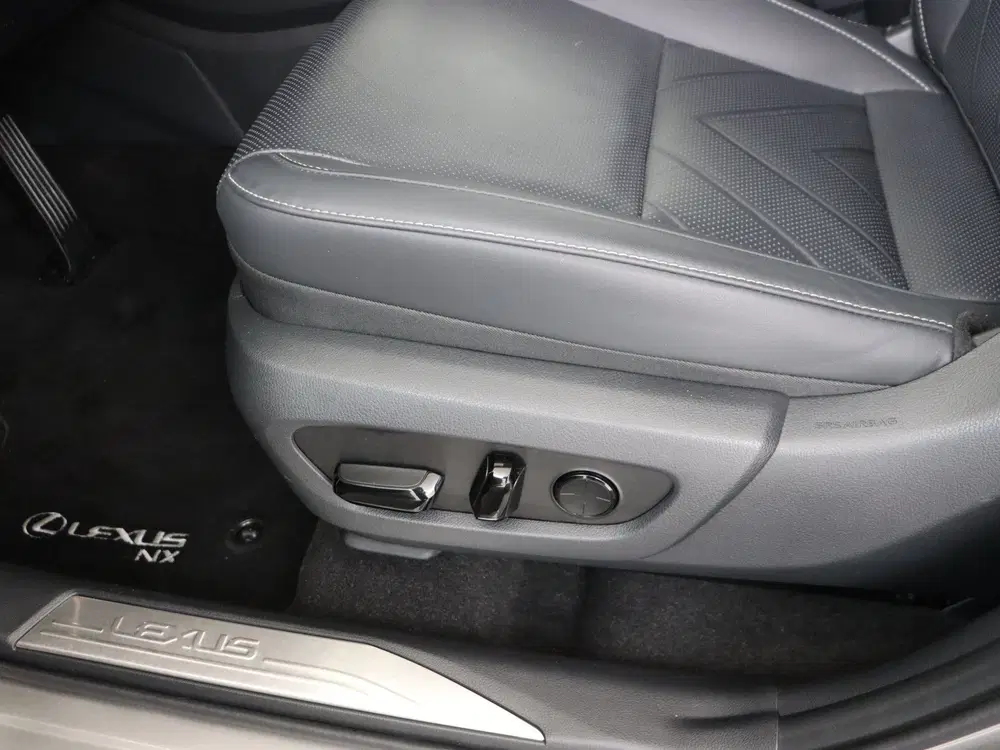 Lexus NX 450h+ AWD Executive Line uit 2024, foto 15