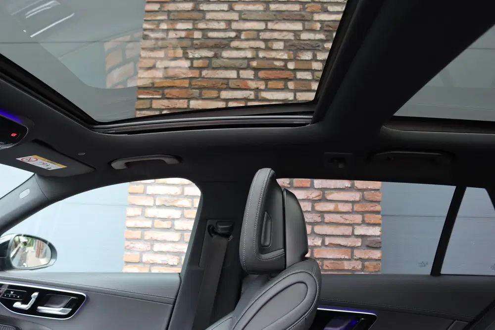 Mercedes-Benz C-Klasse 300 e AMG Line uit 2024, foto 2