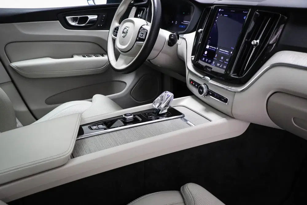 Volvo XC60 2.0 T6 Plug-in hybrid AWD Inscription uit 2022, foto 4