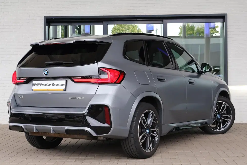 BMW X1 xDrive30e uit 2023, foto 2