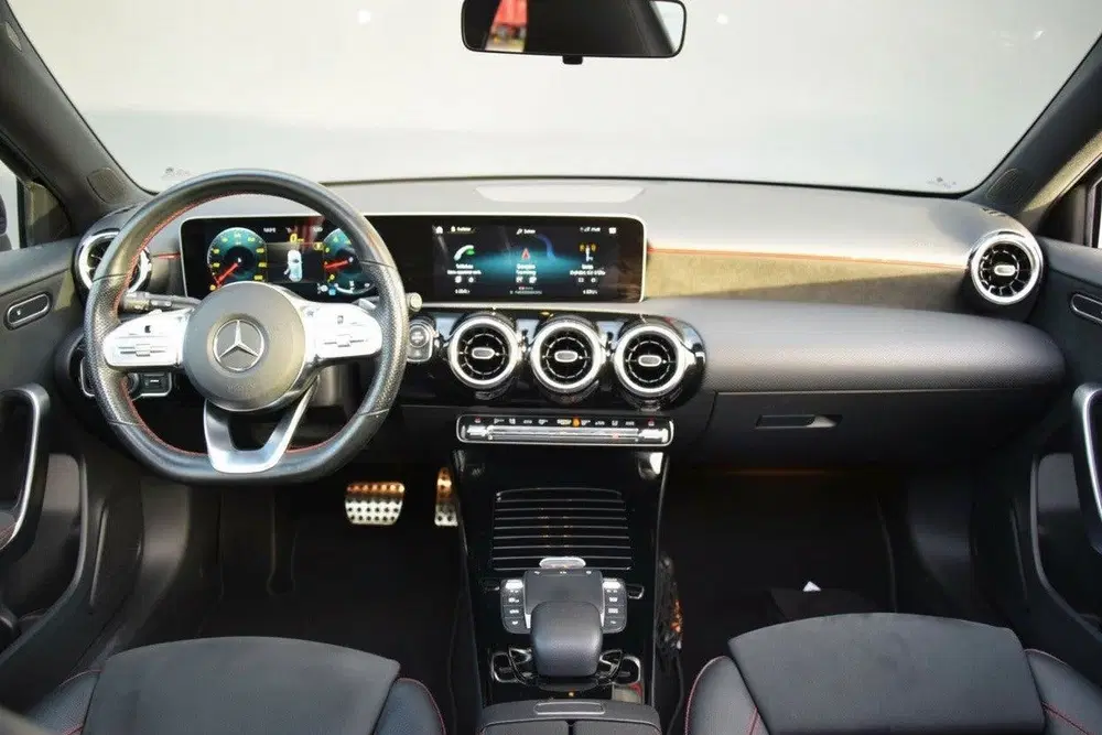 Mercedes-Benz A-Klasse 180 Business Solution AMG uit 2020, foto 10