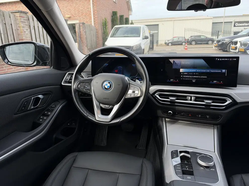 BMW 3-serie 330e Shadow Line SOH 96 uit 2023, foto 2