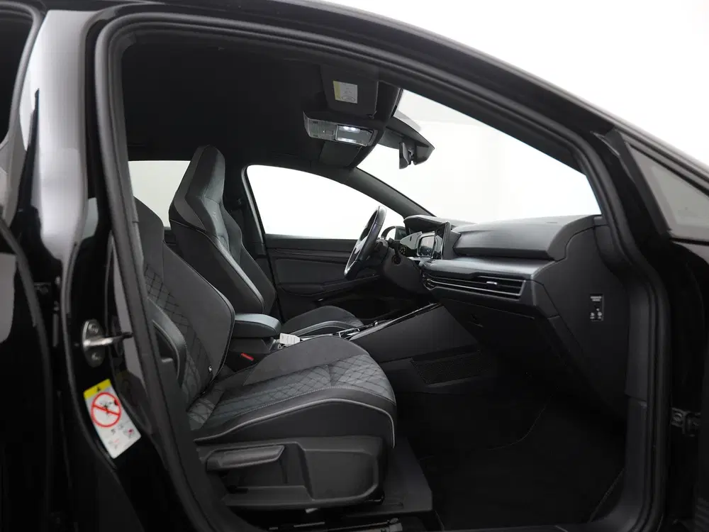 Volkswagen Golf 1.5 eTSI R-Line DSG uit 2024, foto 3