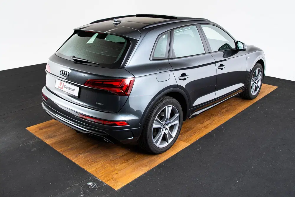 Audi Q5 55 TFSI e S edition Competition Panoramada uit 2023, foto 12