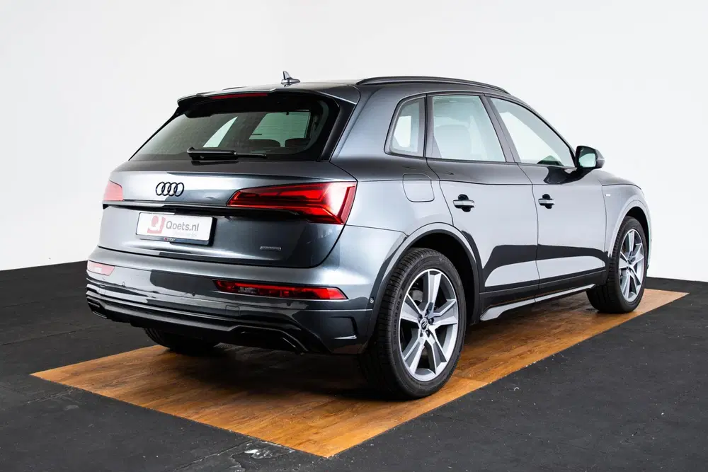 Audi Q5 55 TFSI e S edition Competition Panoramada uit 2023, foto 2